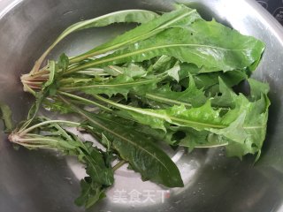 蒲公英炒鸡蛋的做法步骤：1
