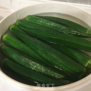 虾仁炒秋葵的做法步骤：3