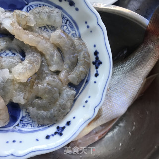 鲈鱼鲜虾焗锅的做法步骤：1