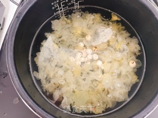 红枣莲子银耳羹的做法步骤：5