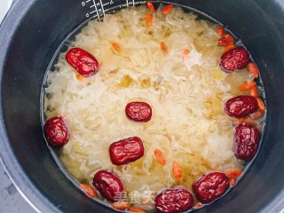红枣莲子银耳羹的做法步骤：7