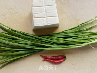 韭菜炒豆腐的做法步骤：1
