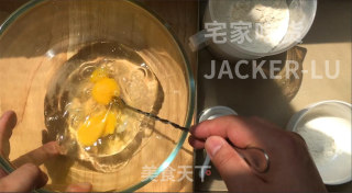 酥香葱油饼，外层金黄焦脆，内里松软，葱香浓郁，超简单零失败。的做法步骤：1