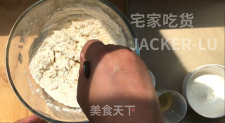 酥香葱油饼，外层金黄焦脆，内里松软，葱香浓郁，超简单零失败。的做法步骤：2