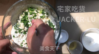 酥香葱油饼，外层金黄焦脆，内里松软，葱香浓郁，超简单零失败。的做法步骤：3