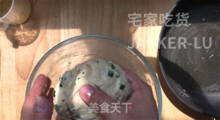 酥香葱油饼，外层金黄焦脆，内里松软，葱香浓郁，超简单零失败。的做法步骤：5