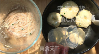 酥香葱油饼，外层金黄焦脆，内里松软，葱香浓郁，超简单零失败。的做法步骤：8