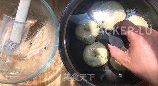 酥香葱油饼，外层金黄焦脆，内里松软，葱香浓郁，超简单零失败。的做法步骤：9