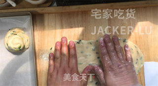 酥香葱油饼，外层金黄焦脆，内里松软，葱香浓郁，超简单零失败。的做法步骤：12
