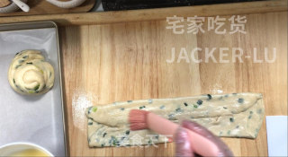 酥香葱油饼，外层金黄焦脆，内里松软，葱香浓郁，超简单零失败。的做法步骤：15