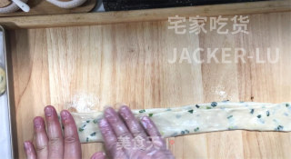 酥香葱油饼，外层金黄焦脆，内里松软，葱香浓郁，超简单零失败。的做法步骤：18