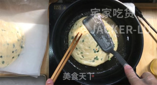 酥香葱油饼，外层金黄焦脆，内里松软，葱香浓郁，超简单零失败。的做法步骤：21