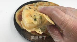 酥香葱油饼，外层金黄焦脆，内里松软，葱香浓郁，超简单零失败。的做法步骤：24