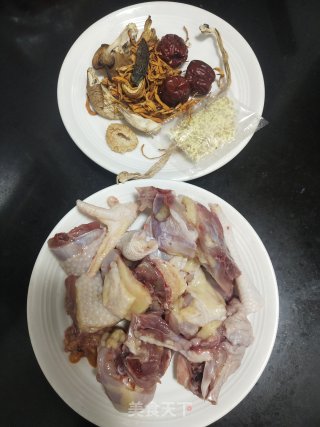 简单美味又滋补的七菌菇老母鸡汤的做法步骤：1