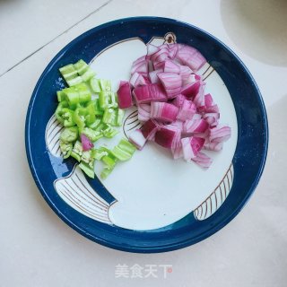 洋葱肉酱拌荞麦面的做法步骤：1