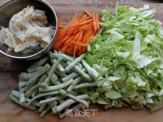包菜炒年糕的做法步骤：1