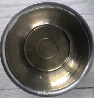 莲蓉蛋黄月饼这样做，新手也适用的做法步骤：1