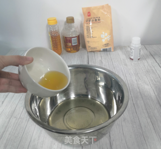 莲蓉蛋黄月饼这样做，新手也适用的做法步骤：2