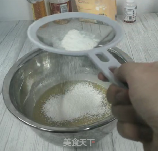 莲蓉蛋黄月饼这样做，新手也适用的做法步骤：4