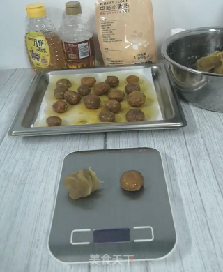 莲蓉蛋黄月饼这样做，新手也适用的做法步骤：8