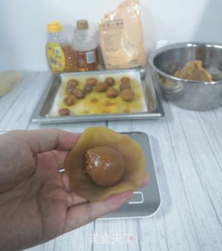 莲蓉蛋黄月饼这样做，新手也适用的做法步骤：9