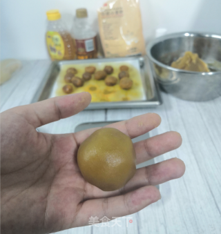 莲蓉蛋黄月饼这样做，新手也适用的做法步骤：10