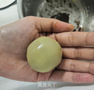 莲蓉蛋黄月饼这样做，新手也适用的做法步骤：12