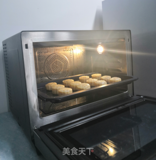 莲蓉蛋黄月饼这样做，新手也适用的做法步骤：15