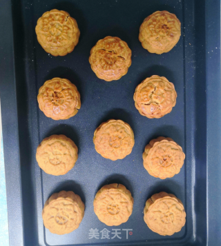 莲蓉蛋黄月饼这样做，新手也适用的做法步骤：16