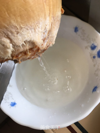 椰皇鸡汤的做法步骤：3