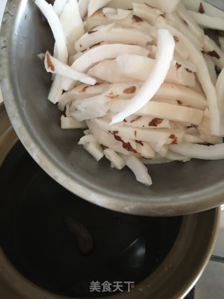 椰皇鸡汤的做法步骤：6