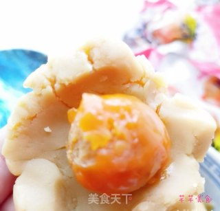 蛋黄莲蓉月饼的做法步骤：4