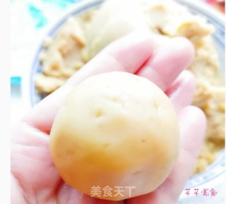 蛋黄莲蓉月饼的做法步骤：5