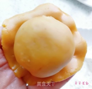 蛋黄莲蓉月饼的做法步骤：9