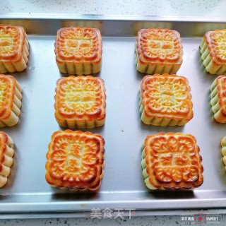 蛋黄莲蓉月饼的做法步骤：11