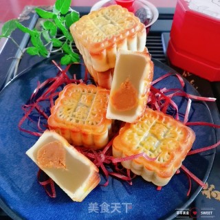 蛋黄莲蓉月饼的做法步骤：12