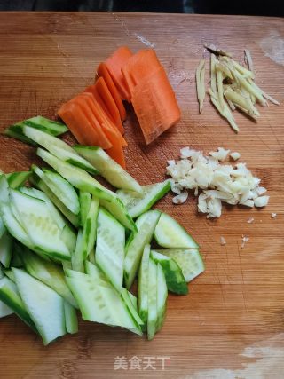 青瓜胡萝卜炒牛肉的做法步骤：1