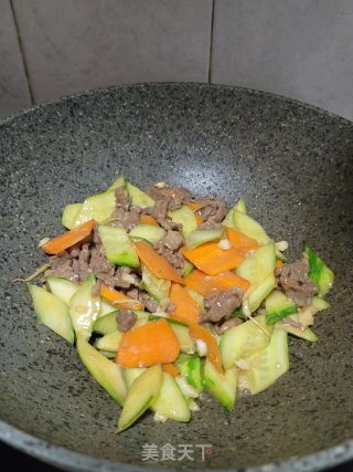 青瓜胡萝卜炒牛肉的做法步骤：11