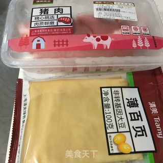 肉末芹菜豆皮锅贴的做法步骤：1