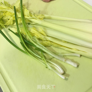 肉末芹菜豆皮锅贴的做法步骤：2