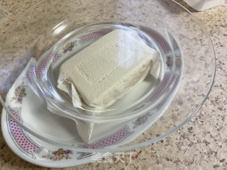 蒜香豆腐的做法步骤：1
