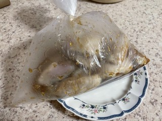 蒜香鸡翅的做法步骤：2