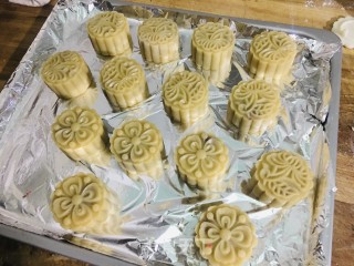 广式豆沙月饼的做法步骤：7