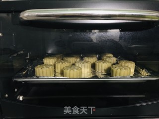 广式豆沙月饼的做法步骤：10