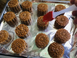 广式豆沙月饼的做法步骤：14