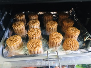 广式豆沙月饼的做法步骤：15