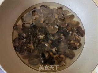 葱白香菜拌木耳的做法步骤：1