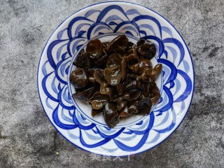 葱白香菜拌木耳的做法步骤：2