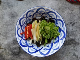 葱白香菜拌木耳的做法步骤：6