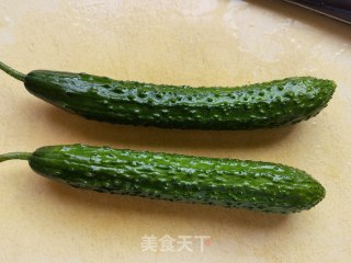 蒜蓉辣酱拌黄瓜的做法步骤：2